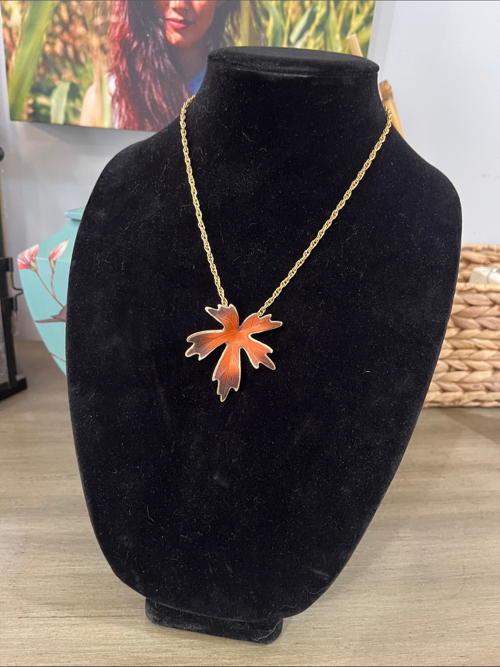 VINTAGE UNSIGNED MID-CENTURY AUTUMN MAPLE LEAF PENDANT STATEMENT NECKLACE